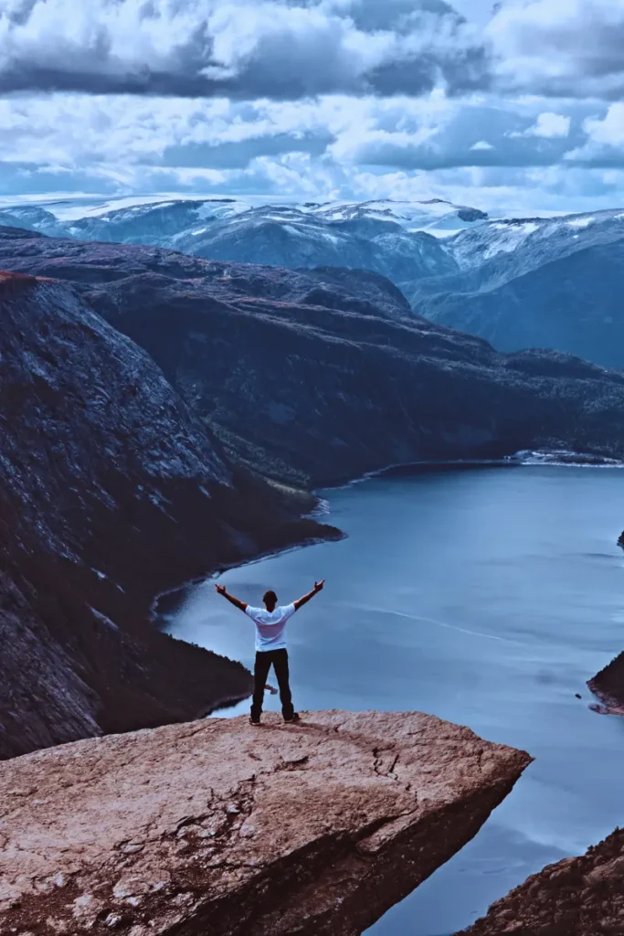 Legenda o Trollach z Trolltungi – Magiczna Skała Norwegii Trolltunga – legendarna skała w Norwegii związana z opowieściami o trollach