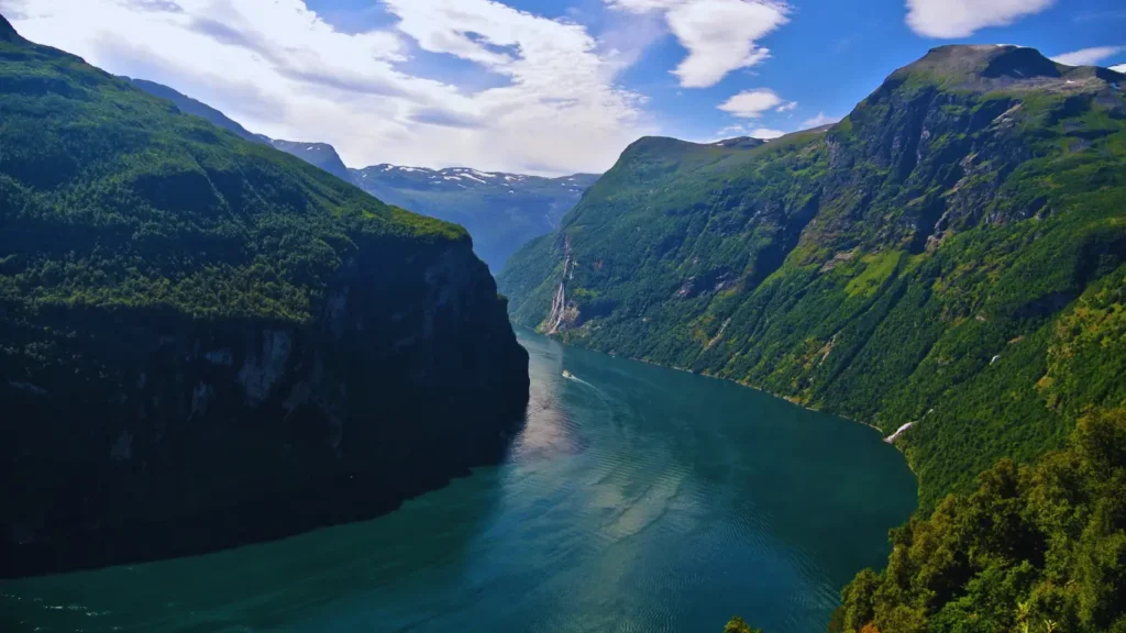 Geirangerfjord – Najpiękniejszy Fiord Norwegii, Perła UNESCO Malowniczy Geirangerfjord otoczony stromymi klifami i wodospadam