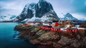 Fiordy w Norwegii zimą i czerwone domki otulone śniegiem