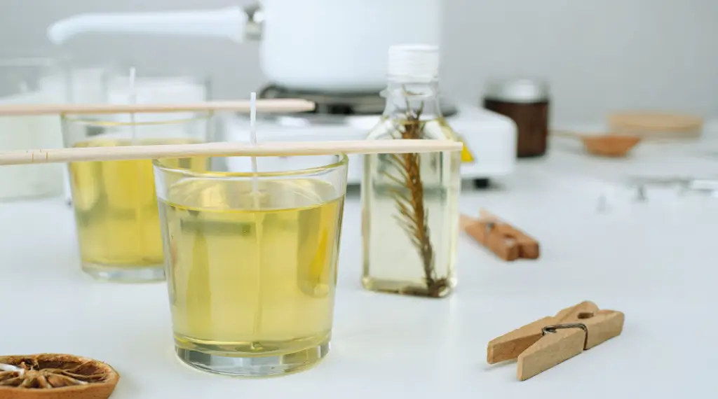 Jak zrobić naturalne świece zapachowe krok po kroku – wosk, olejki eteryczne i knot.