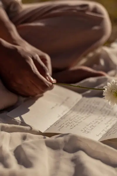 List miłosny ozdobiony sercami i kwiatami, symbolizujący tradycję walentynkowych wyznań uczuć.