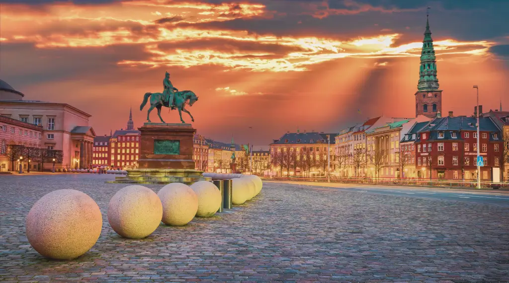 Kopenhaga w 3 dni – Christiansborg, historyczny pałac na wyspie Slotsholmen, będący siedzibą parlamentu i duńskiej rodziny królewskiej.