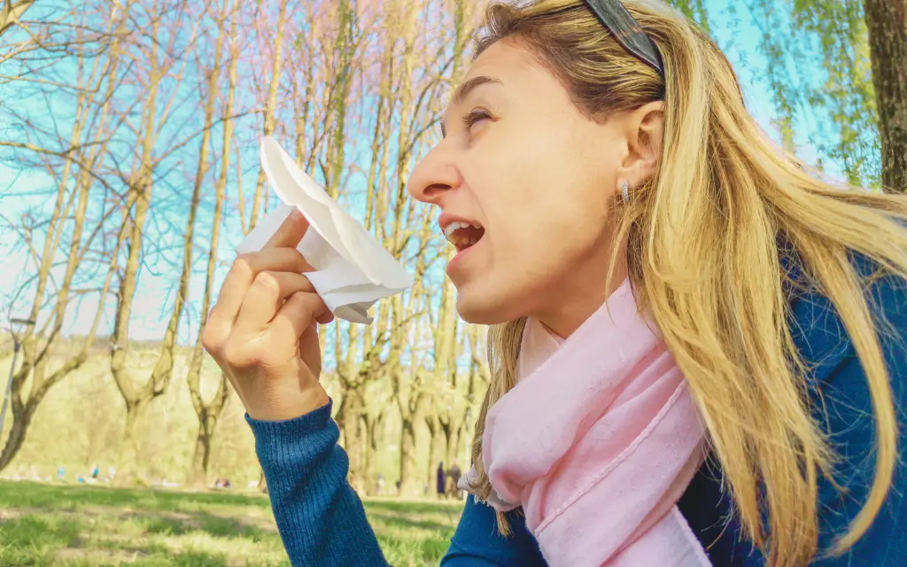 Lista roślin pylących w marcu, w tym leszczyna, olcha, topola i wierzba, z podziałem na intensywność pylenia.