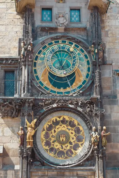 Zegar astronomiczny w Pradze – symbol wiosny astronomicznej Praski zegar astronomiczny Orloj, który wskazuje fazy Słońca i moment równonocy wiosennej, symbolizując nadejście wiosny astronomicznej.