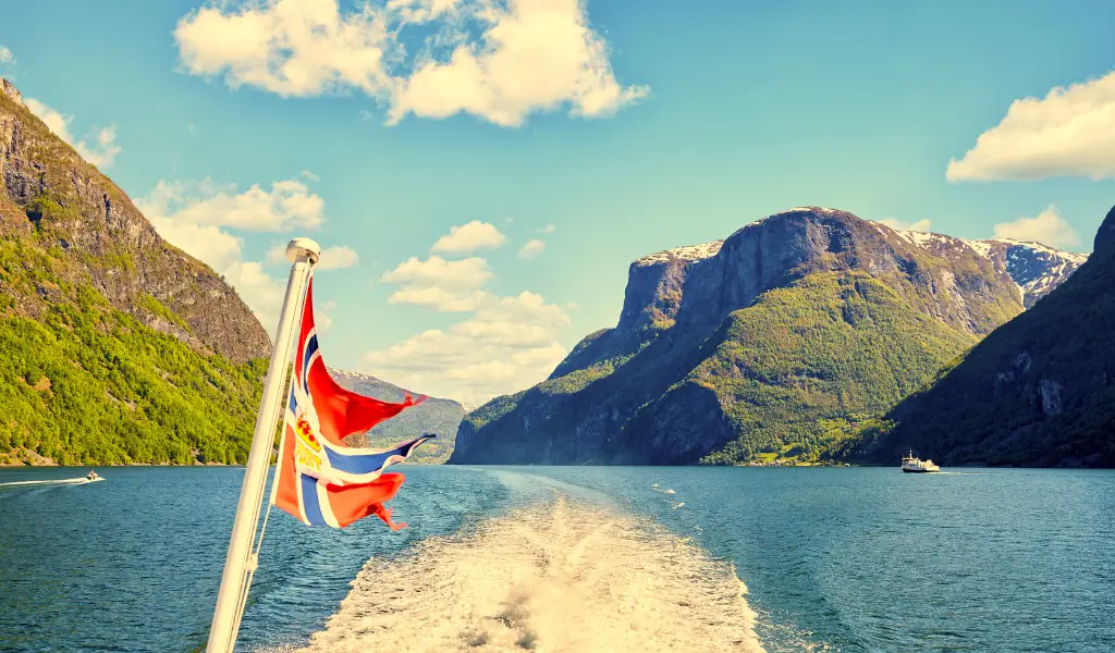 Widok na fiord Geirangerfjord w Norwegii z wodospadami i górskim krajobrazem.