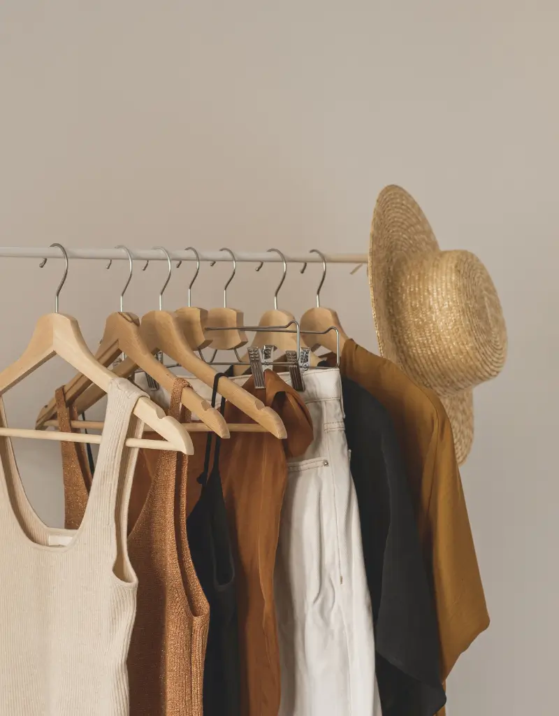 Minimalizm w szafie z pojedynczymi ubraniami rozwieszonymi na oddzielnych wieszakach