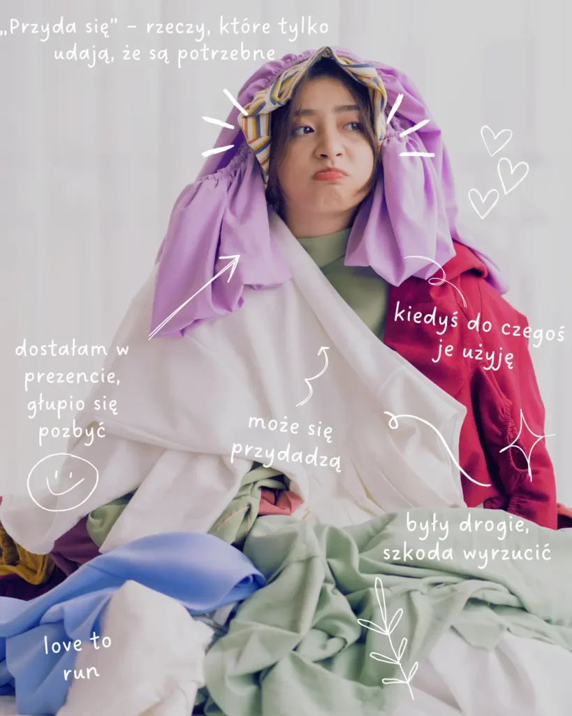 Kobieta otoczona rzeczami, wokół dymki z tekstem „może się przyda”, „było drogie”, „dostałam w prezencie”