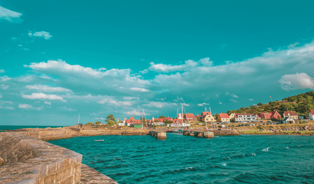 Malownicze nadmorskie miasteczko na Bornholmie z plażą i kolorowymi domami
