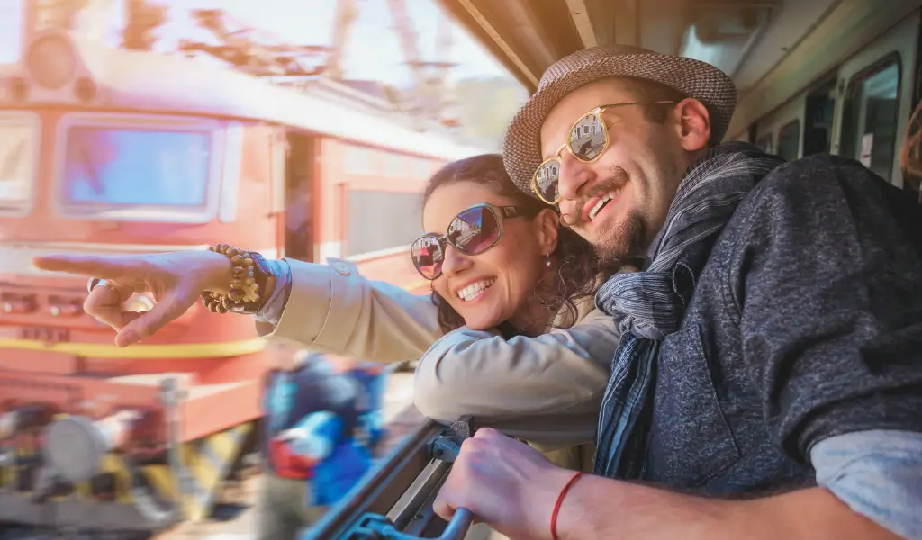 Para podróżująca pociągiem podczas weekendu majowego – co robić w majówkę