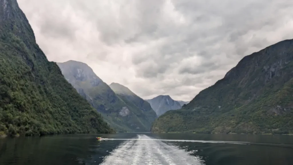 Norweski fiord otoczony stromymi górami