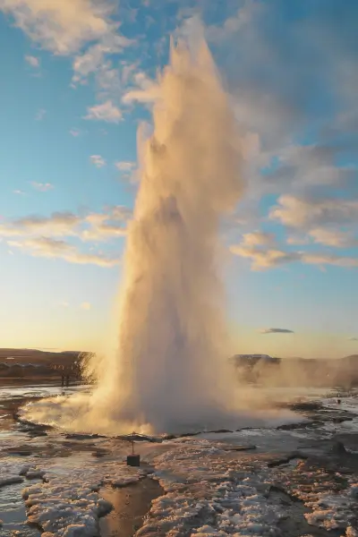 Gejzer Strokkur na Islandii – spektakularna erupcja wody unoszącej się w górę