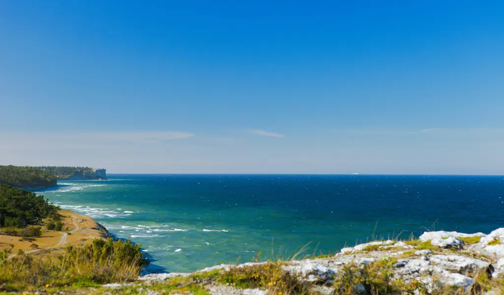 Widok na morze z klifu w okolicach Visby na Gotlandii, Szwecja