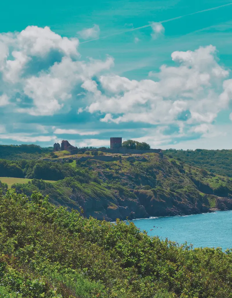 Ruiny zamku Hammershus na Bornholmie z widokiem na skaliste klify północnego wybrzeża