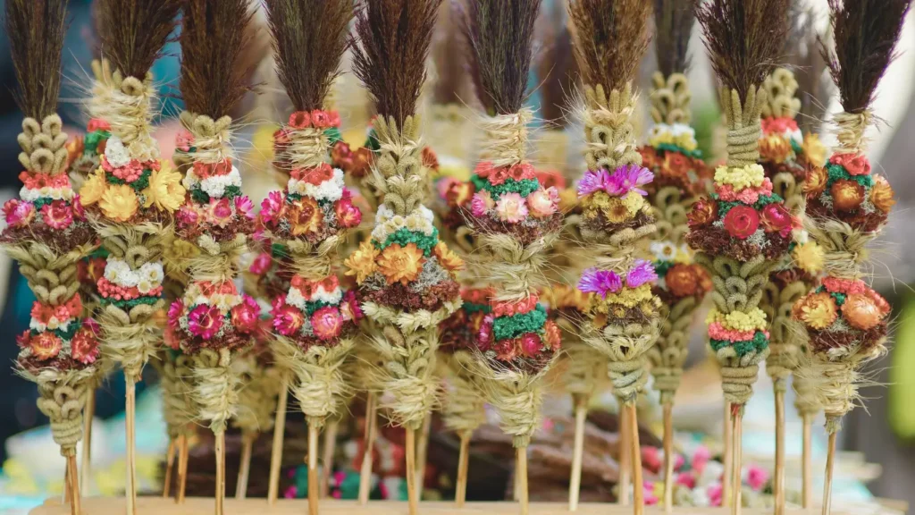 Kolorowe palmy wielkanocne niesione w procesji w Niedzielę Palmową – tradycja ludowa w Polsce