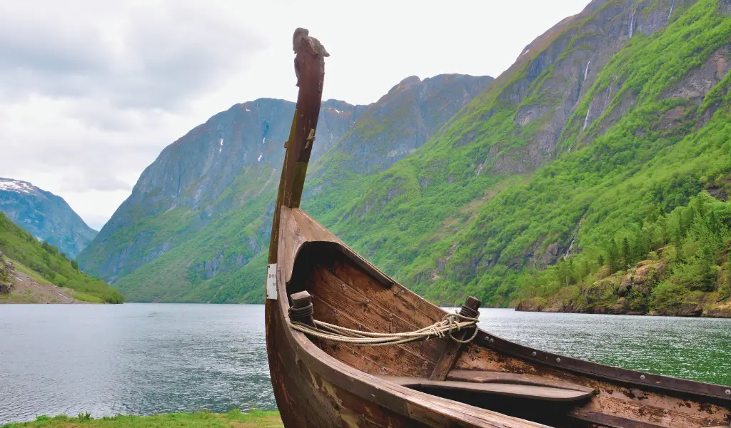 Sognefjord – najdłuższy fiord Norwegii, otoczony stromymi, zielonymi zboczami i spokojną wodą.