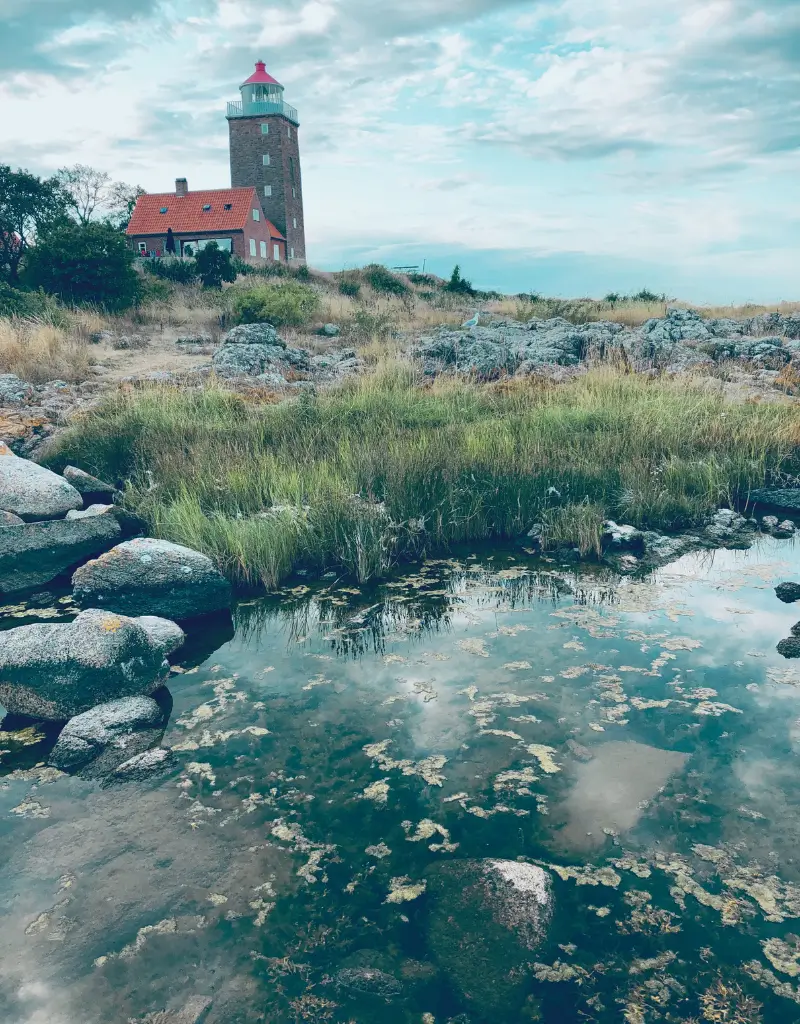 Latarnia morska w okolicach Svaneke na Bornholmie z widokiem na wybrzeże i morze