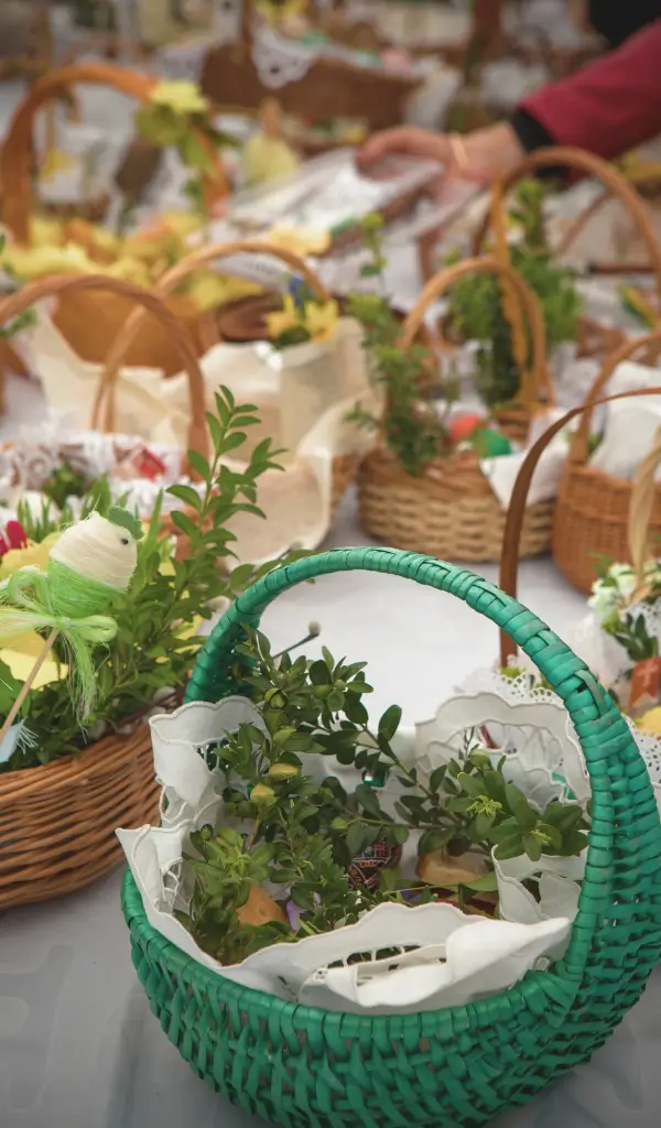 Koszyczek wielkanocny ze święconką – z jajkiem, chlebem, barankiem, chrzanem i wędliną