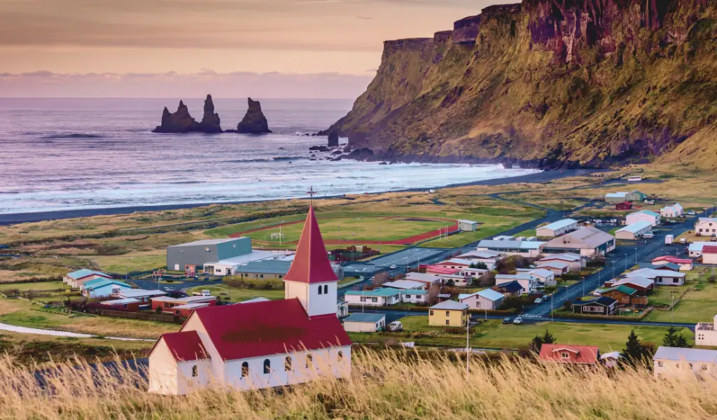 Vík – malownicze miasteczko na południu Islandii, otoczone czarnymi plażami i górami