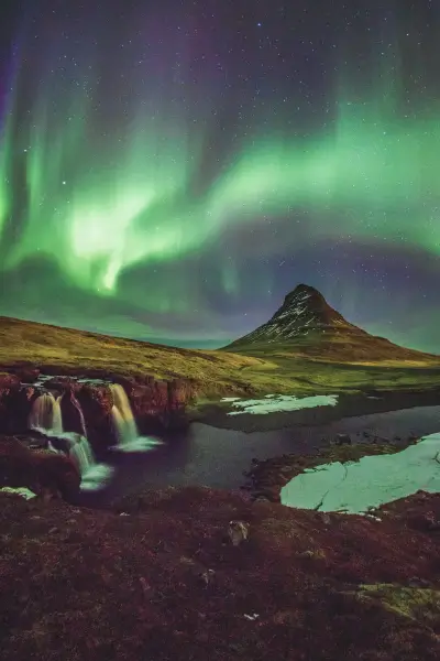 Islandia co zobaczyć? A może Zorza polarna nad górą Kirkjufell na Islandii – magiczny widok tańczących świateł na nocnym niebie