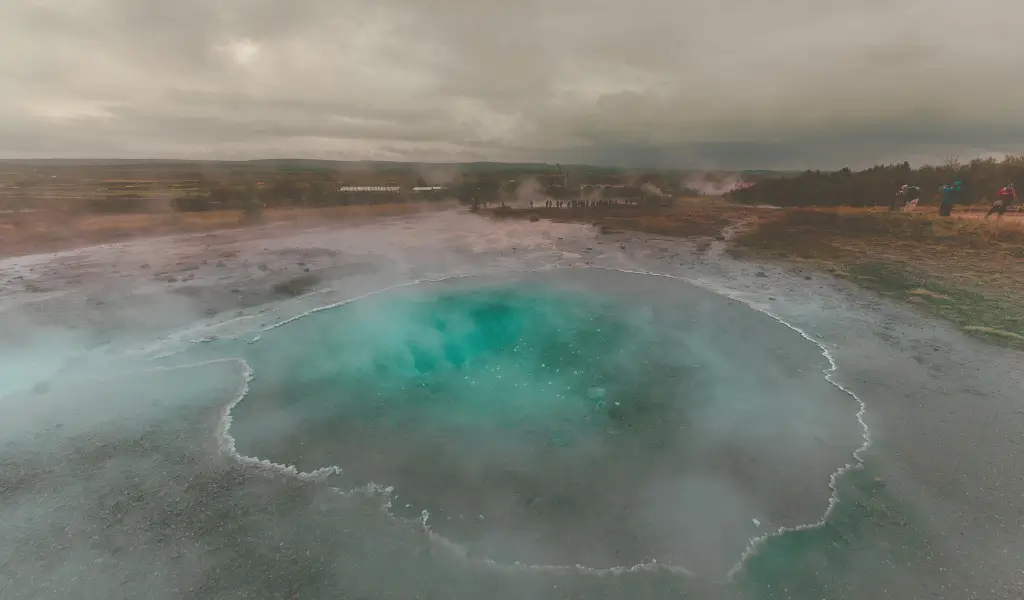 Panoramiczny widok na wodospad Gullfoss – jedno z trzech głównych miejsc na trasie Golden Circle w Islandii, otoczone zimowym krajobrazem i promieniami słońca.