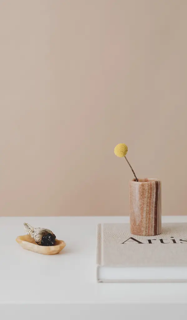 Minimalizm w życiu – jedna książka leżąca na prostym, pustym stole jako symbol skupienia i prostoty.