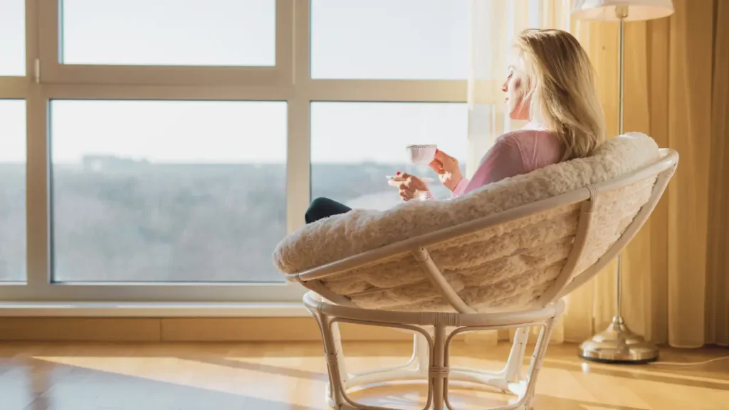 Kobieta pijąca herbatę w ciszy – przykład praktyki mindfulness, co to znaczy być obecnym tu i teraz