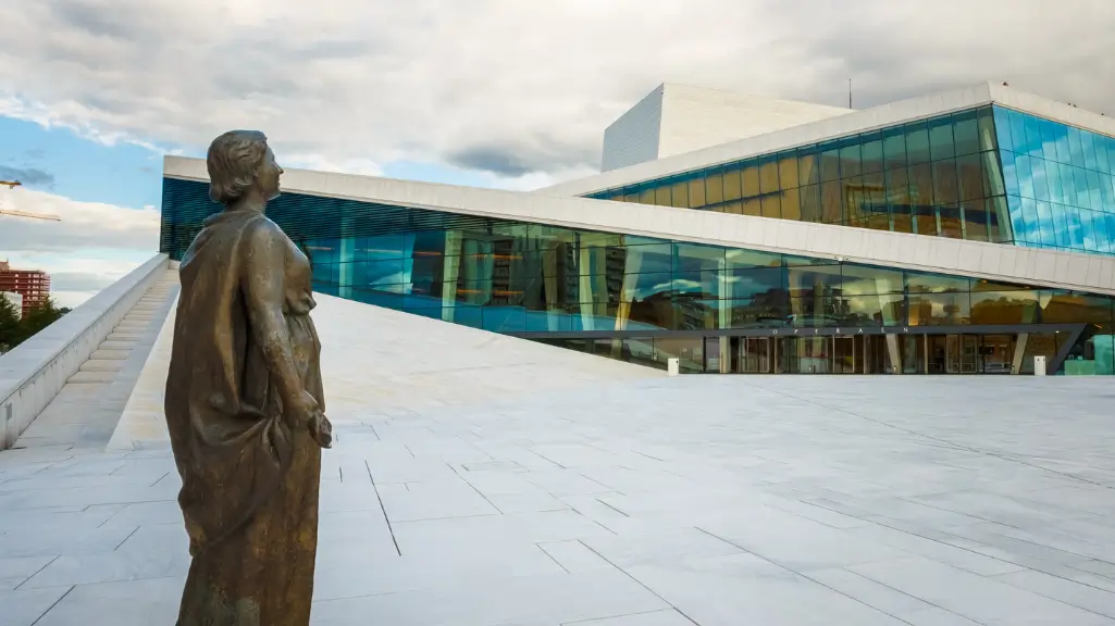 Opera w Oslo – nowoczesny budynek z białego marmuru i szklaną fasadą, z charakterystycznym pochyłym dachem dostępnym dla pieszych