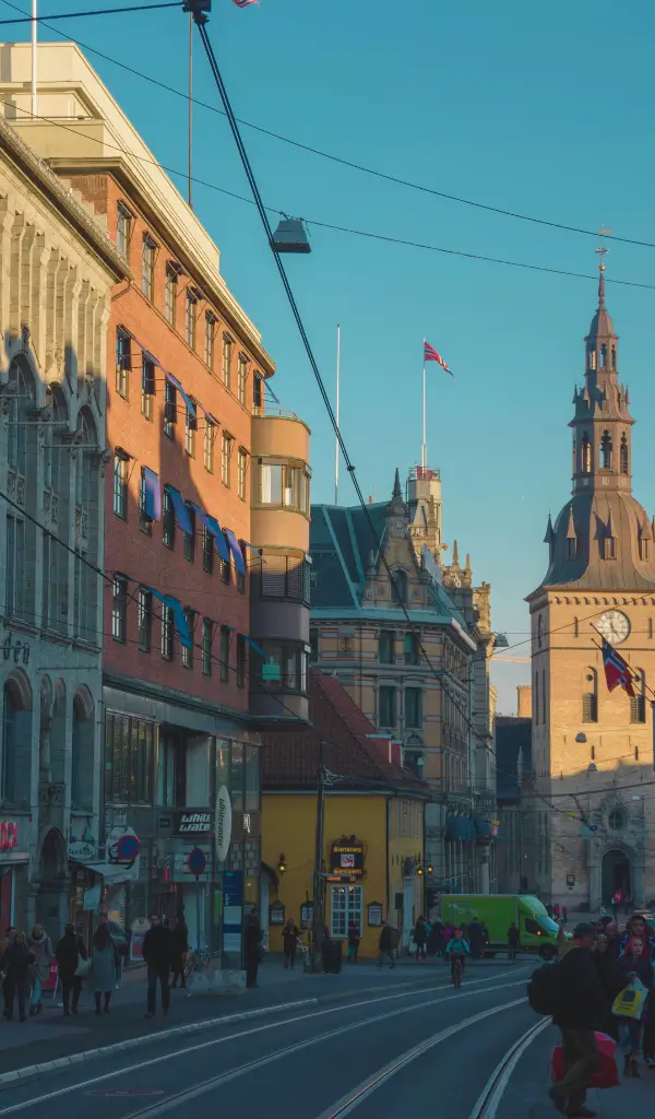 Ulica Grensen w Oslo z widokiem na katedrę Domkirke – centralne miejsce miasta z historycznym charakterem