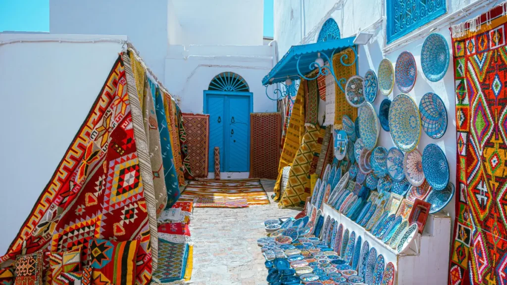 Ręcznie malowana ceramika z Nabeul – Tunezja co warto kupić na lokalnym bazarze