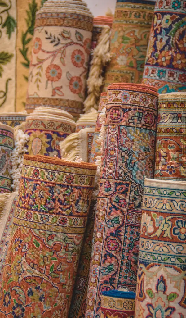 Tunezja co warto kupić – ręcznie tkane dywany z Kairuanu na lokalnym bazarze