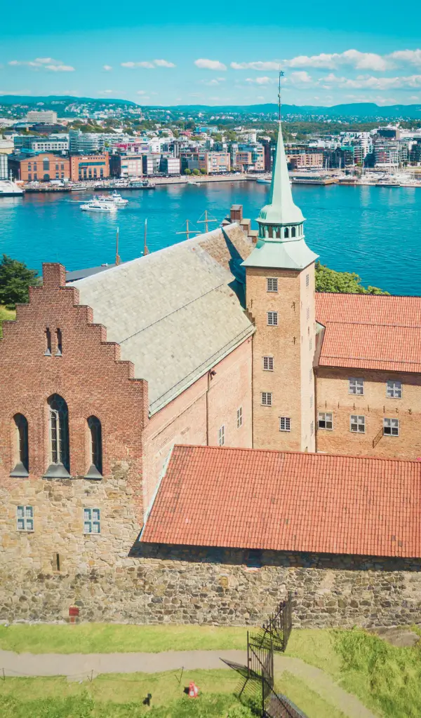 Twierdza Akershus w Oslo – średniowieczna forteca z widokiem na fiord i panoramę miasta