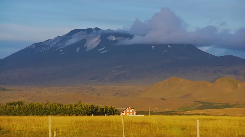Wulkany na Islandii – widok na wulkan Hekla w surowym krajobrazie południowej Islandii