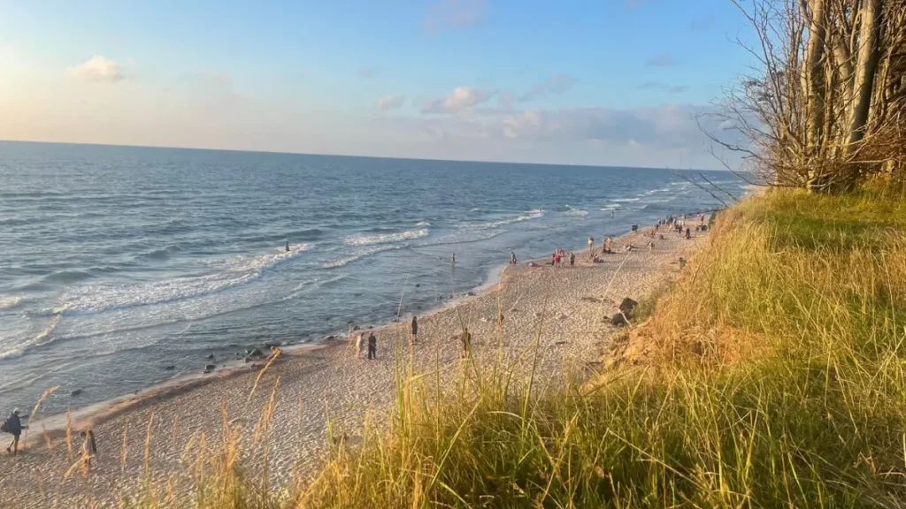 Plaża w Dębinie widziana z klifu – spokojny, surowy krajobraz jesiennego wybrzeża