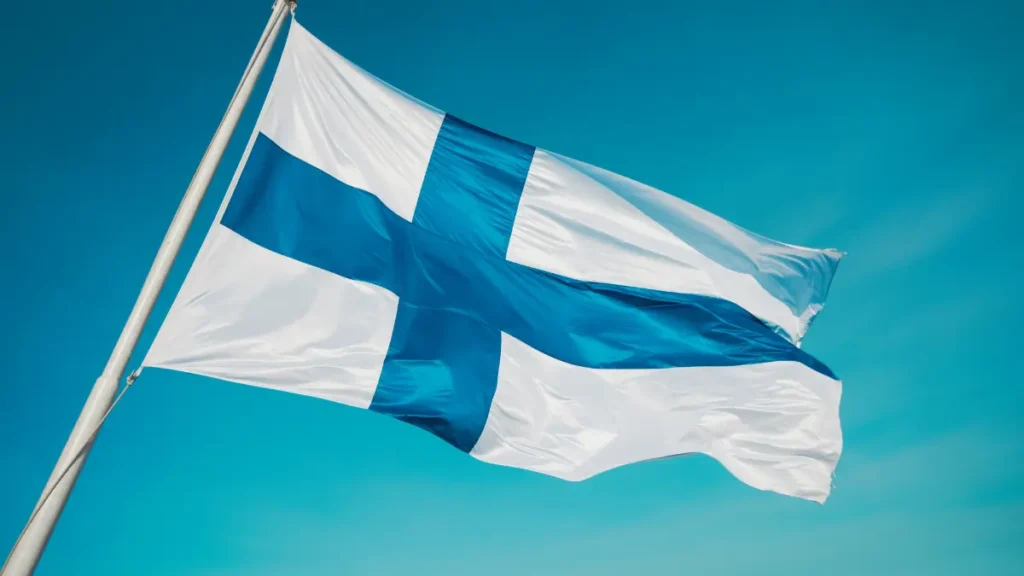 Flaga Finlandii na tle nieba – Finlandia co zobaczyć, przewodnik turystyczny