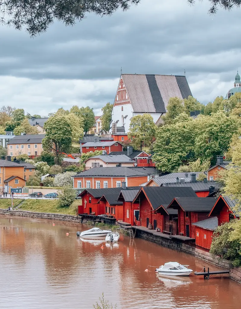 Kolorowe drewniane domy w Porvoo – jedno z najstarszych miasteczek w Finlandii, Finlandia co zobaczyć