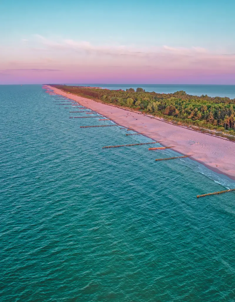 Pusta plaża na Helu z widokiem na morze i cyplowy brzeg – Polskie Morze poza sezonem