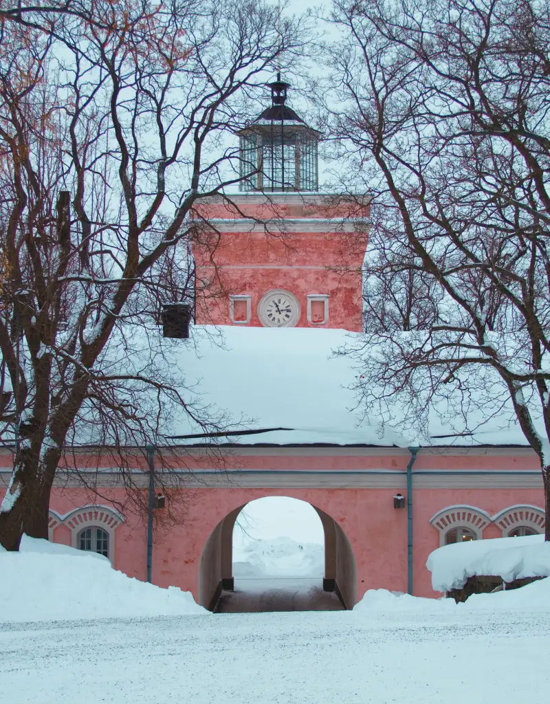 Helsinki co zobaczyć – wejście do fortecy Suomenlinna z widoczną bramą główną