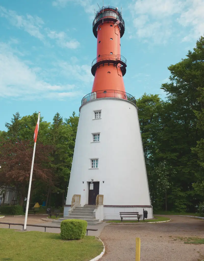 Latarnia morska w Rozewiu na tle jesiennego nieba – spokojny krajobraz Polskiego Morza poza sezonem