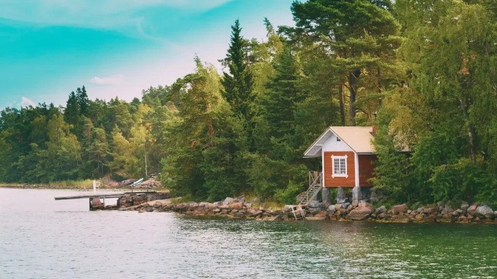 Sauna fińska w drewnianym domku nad jeziorem – tradycyjny relaks po fińsku