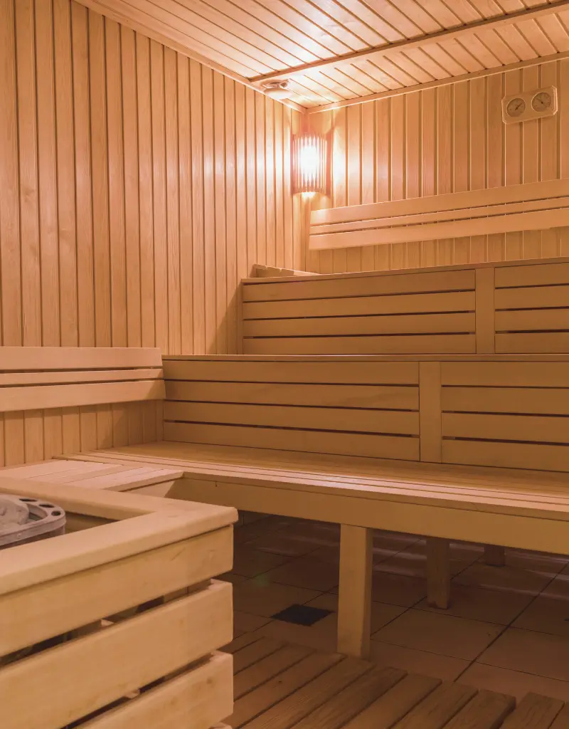 Wnętrze tradycyjnej sauny fińskiej z parującymi kamieniam