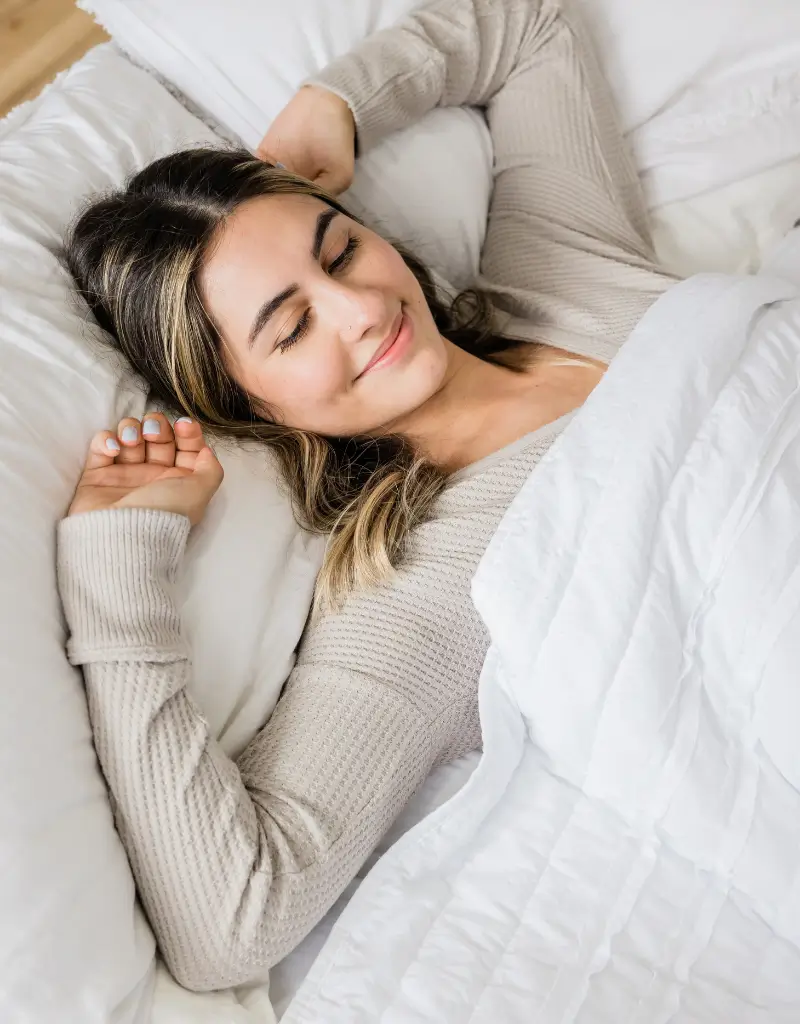 Kobieta po przebudzeniu wygląda na wypoczętą i zrelaksowaną – efekt wieczornej praktyki joga na sen