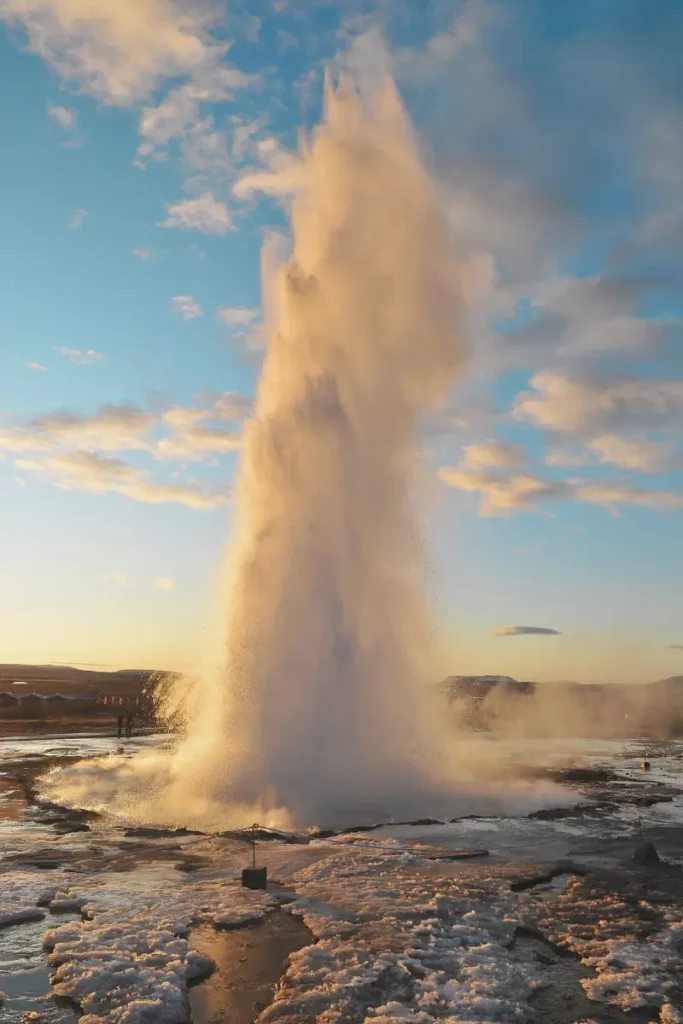 Islandia gejzery – potężna erupcja Strokkur wyrzucająca wodę na wysokość kilkunastu metrów