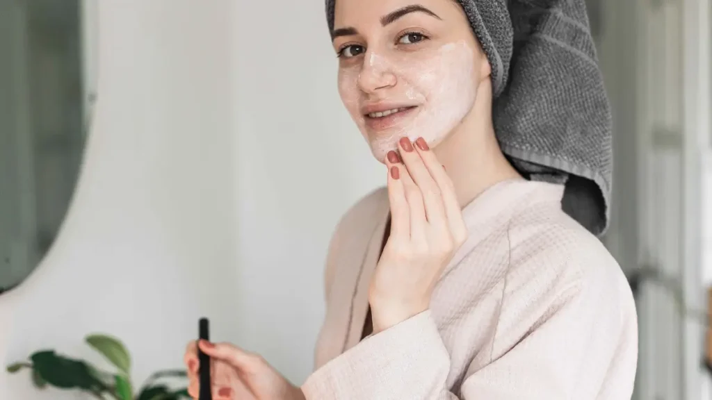 Kobieta wykonująca domowe oczyszczanie twarzy krok po kroku