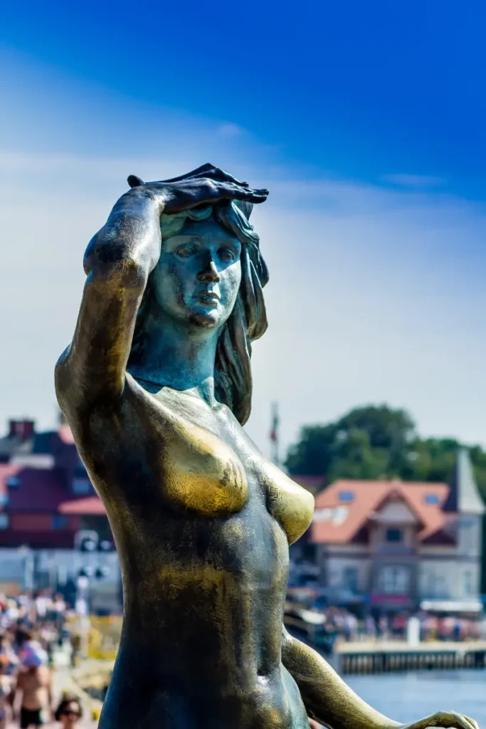 Pomnik Syrenki Usteckiej na falochronie – symbol nadmorskiego charakteru miasta