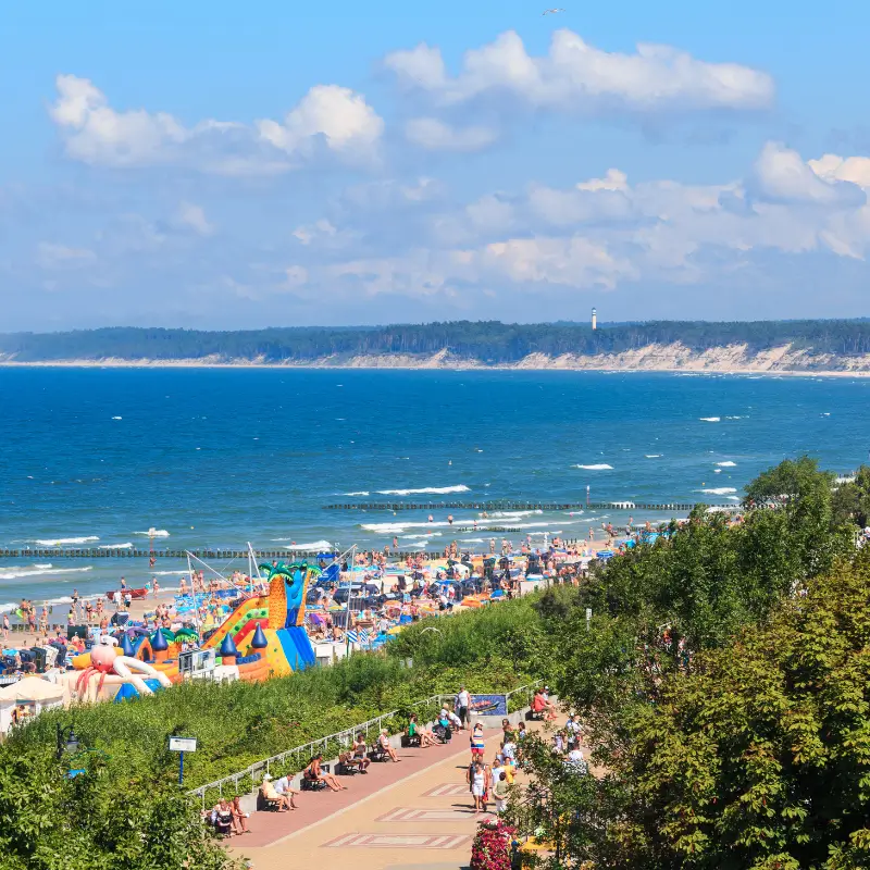 Promenada Nadmorska w Ustce w letni dzień – tętniące życiem serce nadmorskiego kurortu