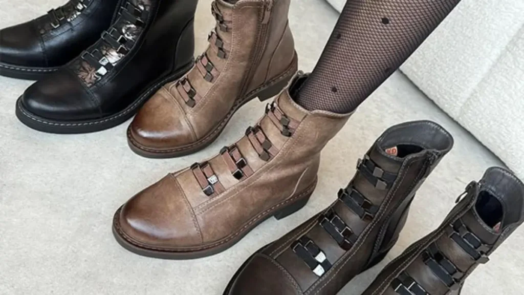 Płaskie botki na zimę przedstawione z bliska, podkreślające ich wygodę i zimowy design