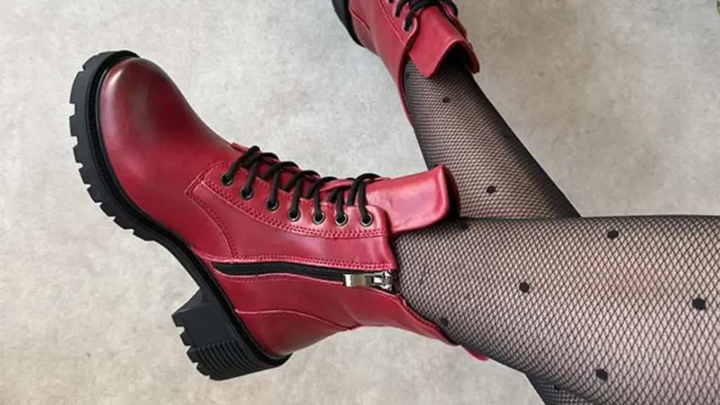 Czerwone buty zimowe przedstawione z bliska, podkreślające ich kolor i detale.