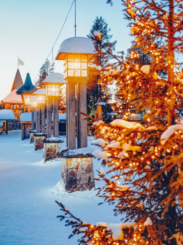 Latarnie uliczne w Wiosce Świętego Mikołaja o zmierzchu w Laponii Finlandii