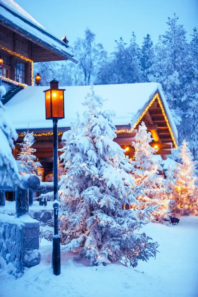 Wioska Świętego Mikołaja w Rovaniemi pokryta śniegiem