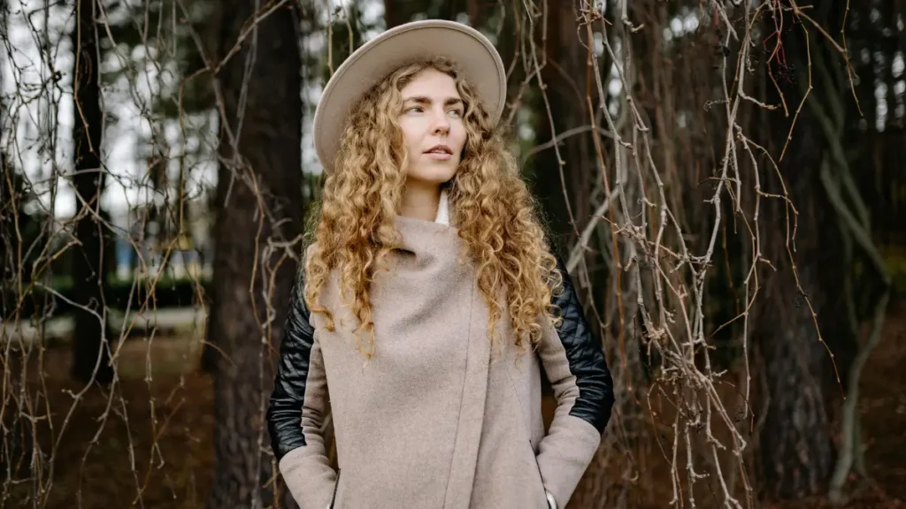 Kobieta w wełnianym płaszczu w eleganckiej stylizacji na chłodne dni